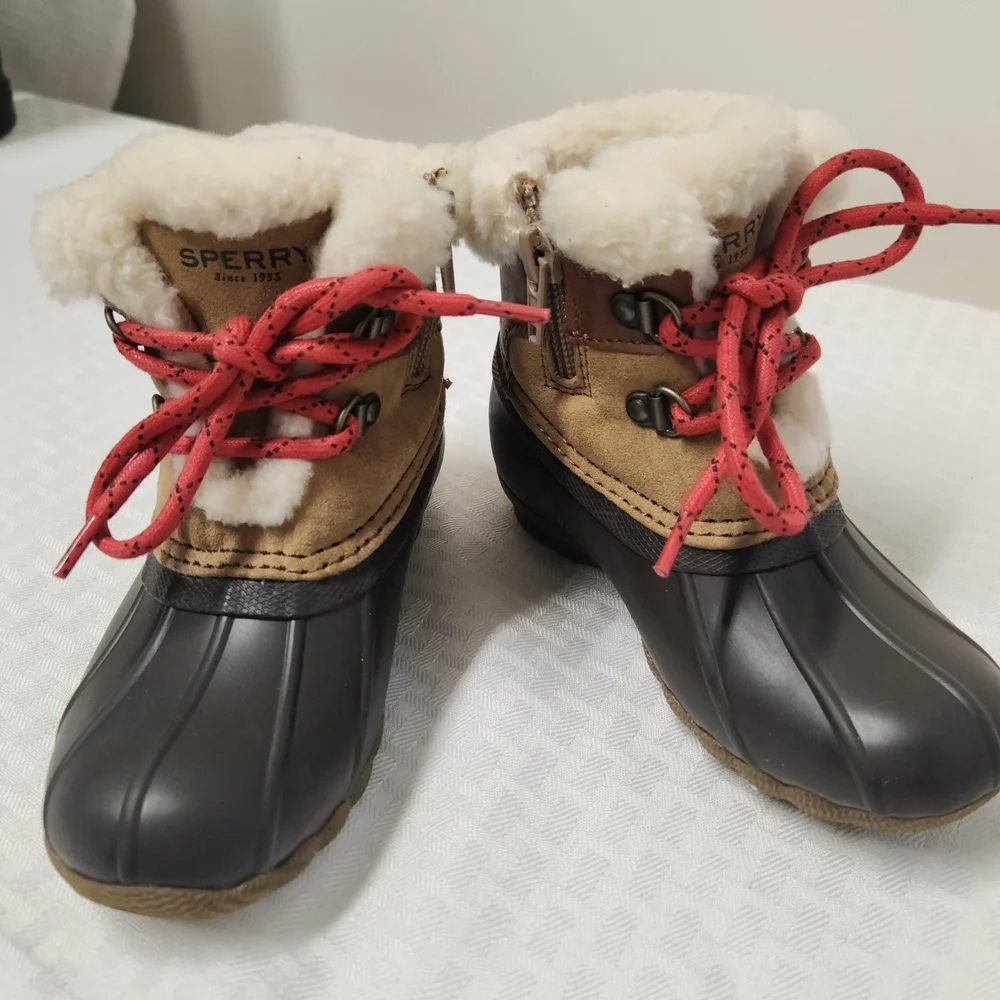Sperry Kids' Brown Winter Boots Size 9M.  #X18